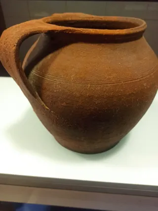 Botija de barro antigua