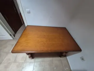Mesa d madera rústica con cristal grueso protector