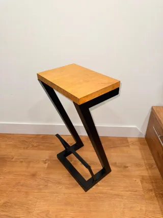 Lámpara moderna, taburetes de metal/madera.