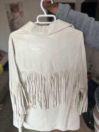 Chaqueta de cuero crema con flecos