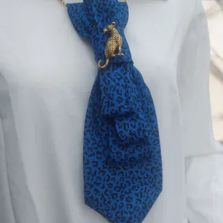 Cravatta gioiello con pantera dorata