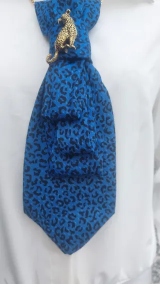 Cravatta gioiello con pantera dorata