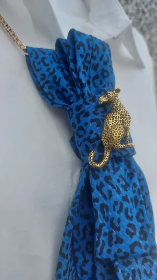 Cravatta gioiello con pantera dorata