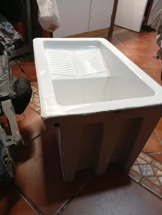 Pila de lavadero blanca