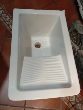 Pila de lavadero blanca