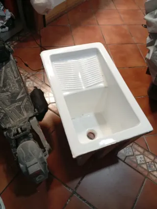 Pila de lavadero blanca