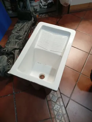 Pila de lavadero blanca