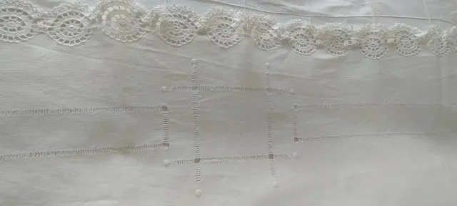 Paño antiguo de lino crudo bordado a mano