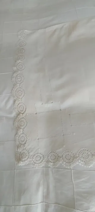 Paño antiguo de lino crudo bordado a mano