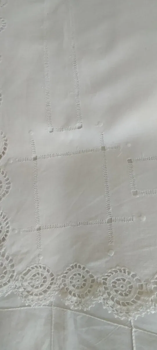 Paño antiguo de lino crudo bordado a mano