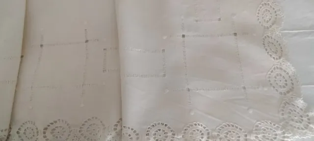 Paño antiguo de lino crudo bordado a mano