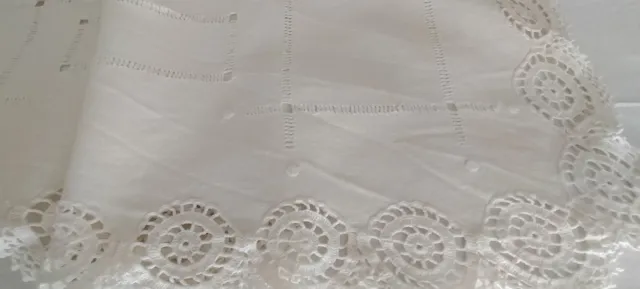 Paño antiguo de lino crudo bordado a mano