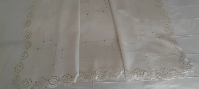 Paño antiguo de lino crudo bordado a mano