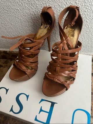 Sandalias Guess Tiras Piel Tacón Alto Marrón