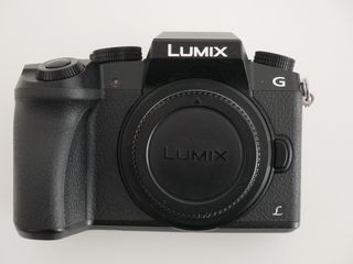 Cámara Panasonic Lumix G7. Sin objetivo.