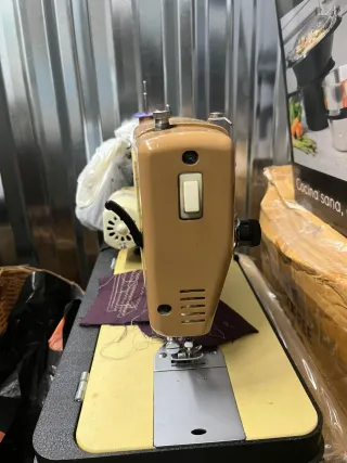 Máquina de coser Singer beige