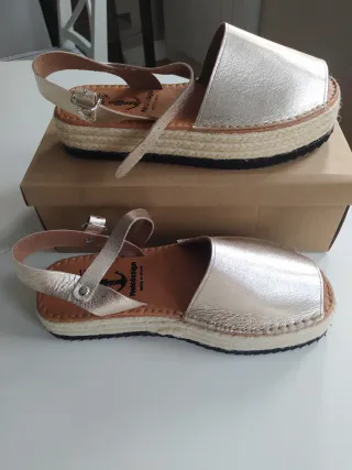 Sandalias doradas mujer