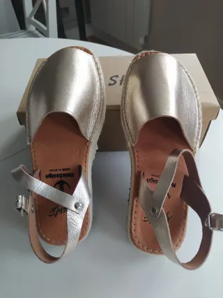 Sandalias doradas mujer
