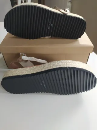 Sandalias doradas mujer