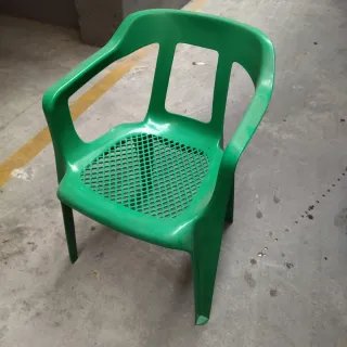 Silla de plástico verde