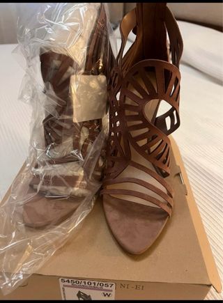 Sandalias piel nude Zara