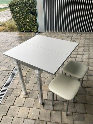 Mesa de cocina y 2 taburetes