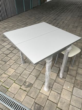 Mesa de cocina y 2 taburetes