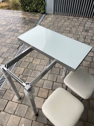 Mesa de cocina y 2 taburetes