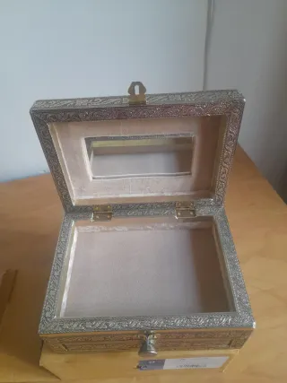 Joyero antiguo con adornos