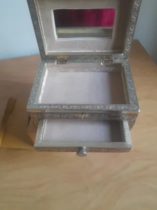 Joyero antiguo con adornos