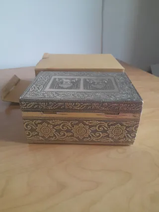 Joyero antiguo con adornos