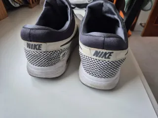 Zapatillas deportivas Nike Air grises y blancas