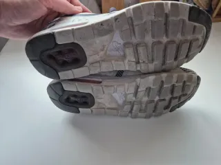 Zapatillas deportivas Nike Air grises y blancas