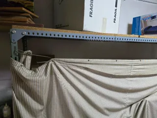 Estantería metálica y madera grande