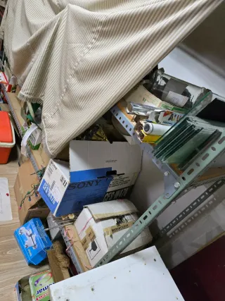 Estantería metálica y madera grande