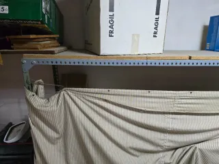 Estantería metálica y madera grande