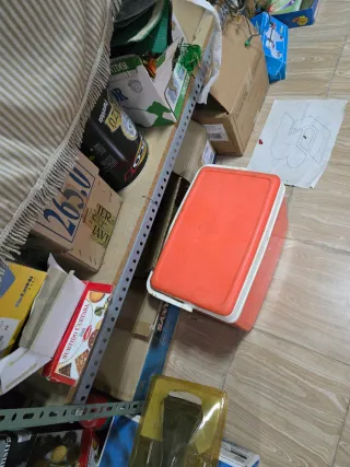 Estantería metálica y madera grande