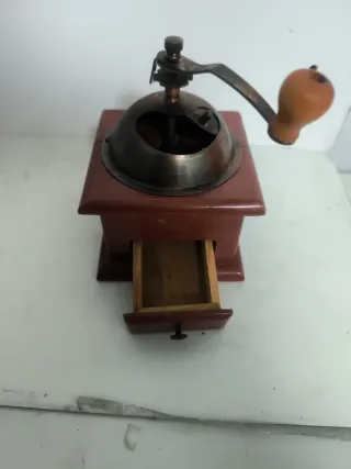 Antiguo molinillo de café manual