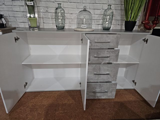 Aparador 3 puertas y 4 cajones