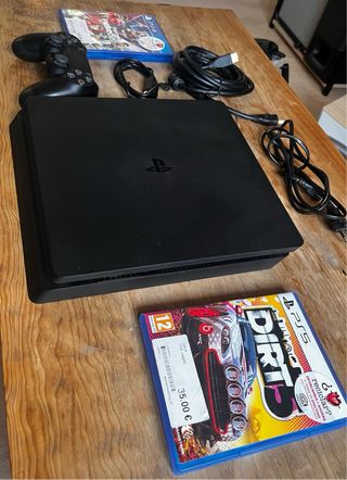 PS4 Slim nera + giochi DIRT 5 e PES 2020