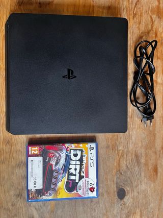 PS4 Slim nera + giochi DIRT 5 e PES 2020