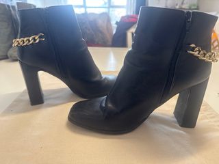 Botines negros con cadena dorada T39
