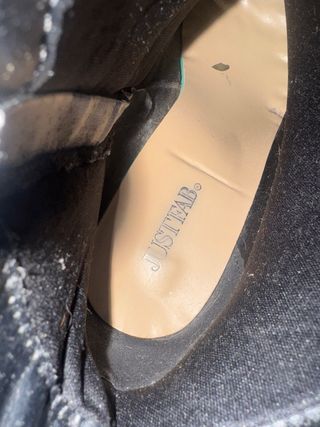 Botines negros con cadena dorada T39