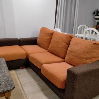 Sofá modular marrón y naranja