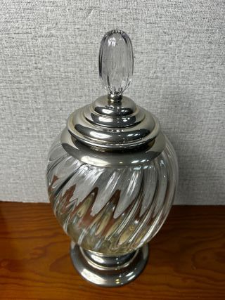 Tarro decorativo de cristal con tapa metálica