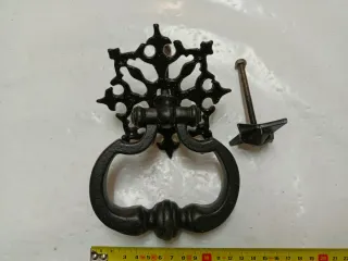 Aldaba rústica de metal negra