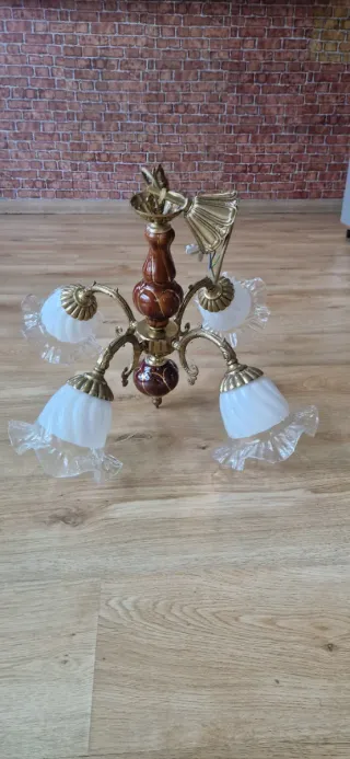 Lámpara de techo dorada con tulipas