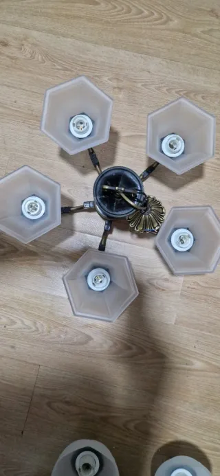 Lámpara de techo dorada con tulipas