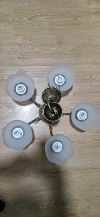 Lámpara de techo dorada con tulipas