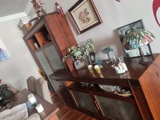 Aparador y vitrina de madera maciza